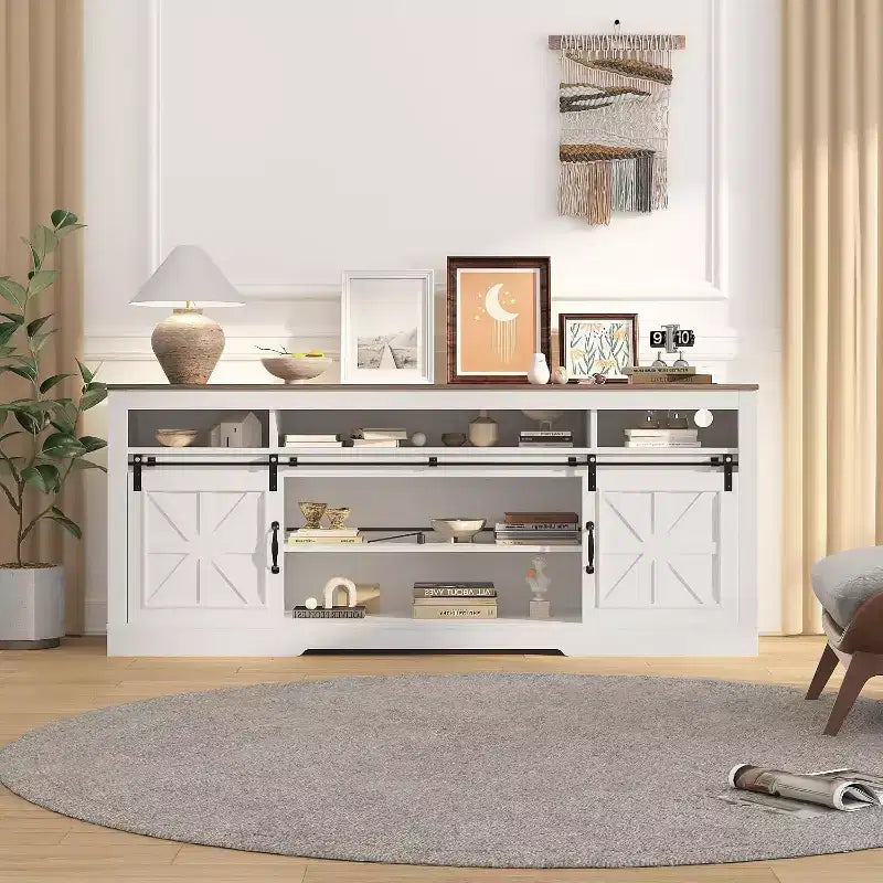 Mueble para TV de granja para televisores de 75 pulgadas con almacenamiento semiabierto, estante ajustable y puertas corredizas, consola multimedia de 66 pulgadas para sala de estar