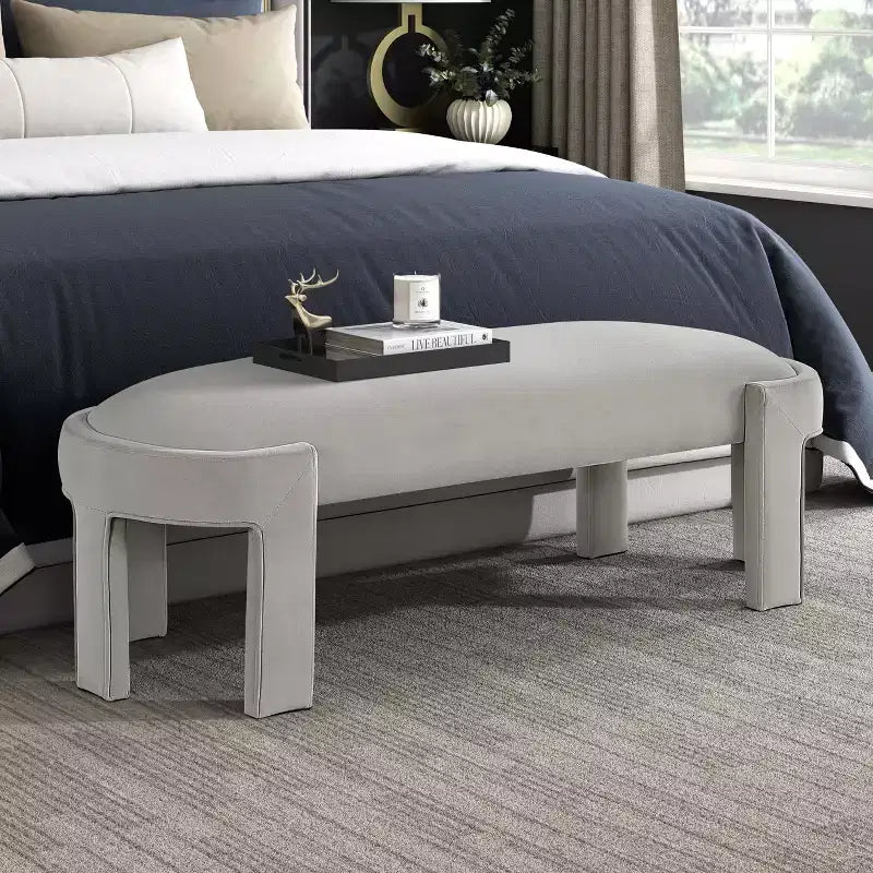 Banco tapizado de tela de terciopelo moderno y elegante Okak con estructura de madera contrachapada, otomana ovalada de lujo cómoda para dormitorio, recibidor
