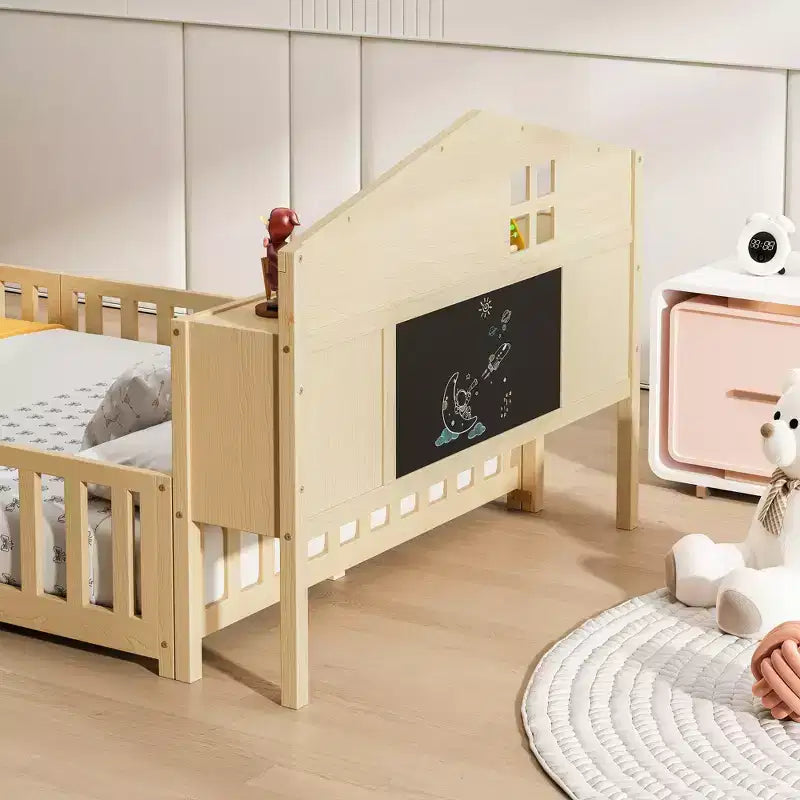 Cama de suelo Bellemave estilo Montessori con estantería y pizarra, cama de plataforma de madera maciza con barandillas y cabecero de almacenamiento para niños y adolescentes