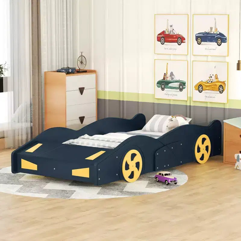 Cama plataforma GDFStudio Dean con forma de coche, ruedas y almacenamiento