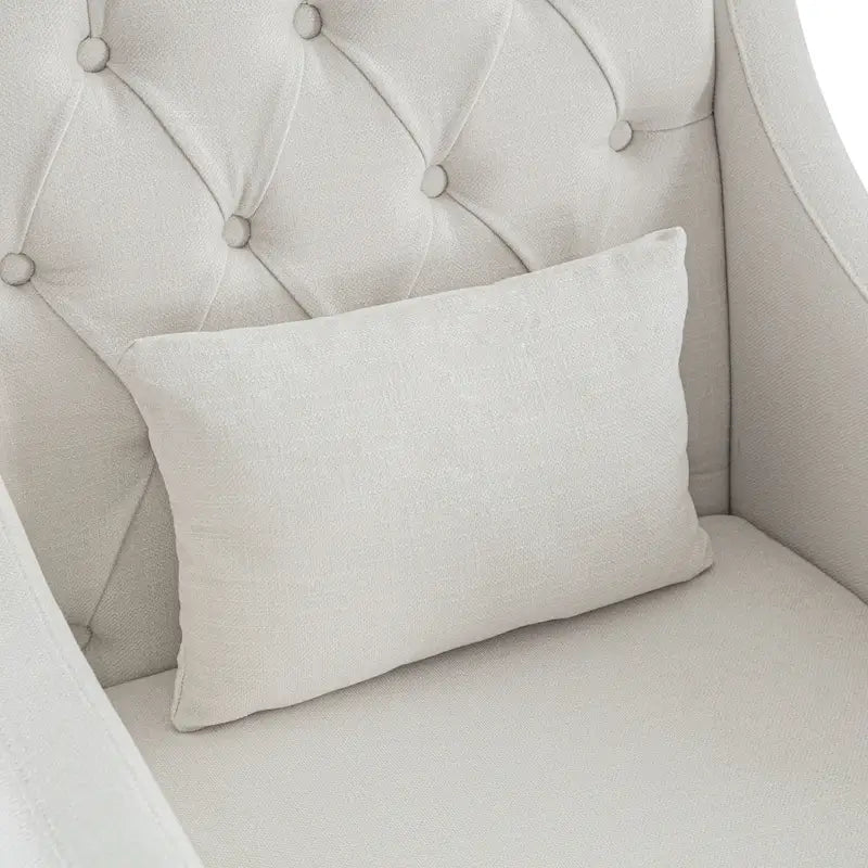Sillón decorativo tapizado en beige con botones y cojín lumbar