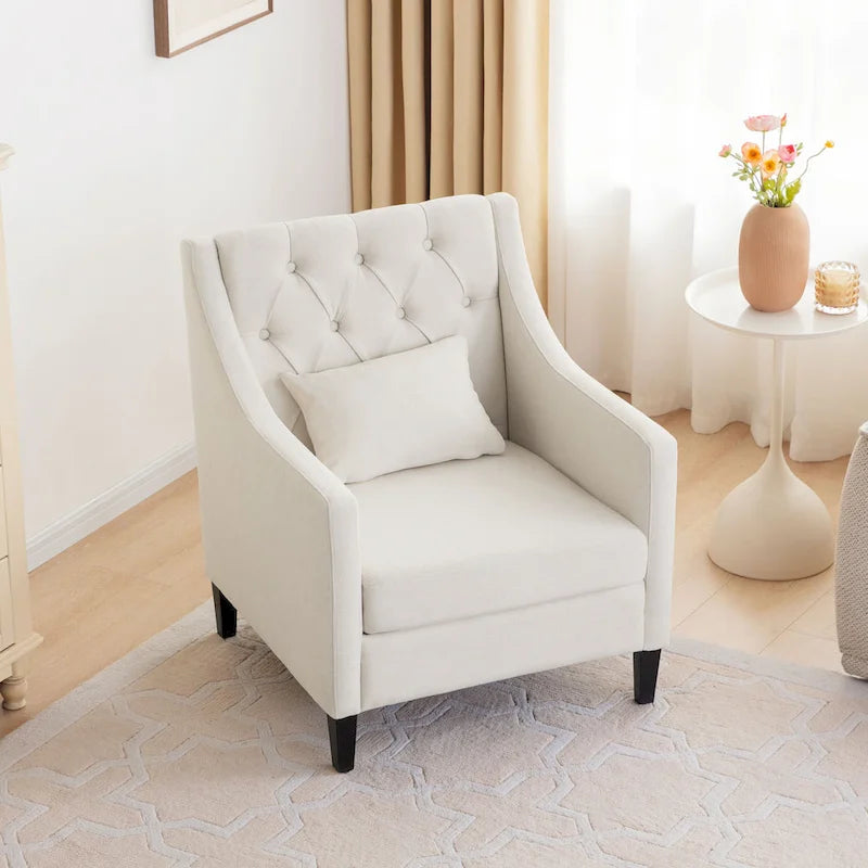 Sillón decorativo tapizado en beige con botones y cojín lumbar