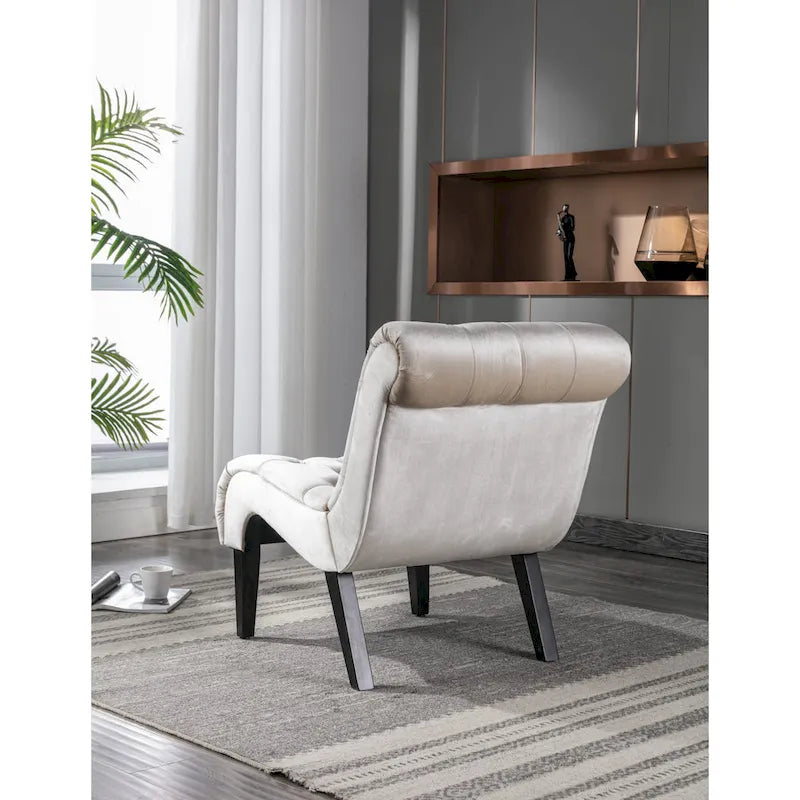 Sillón decorativo de terciopelo beige con capitoné y patas de madera