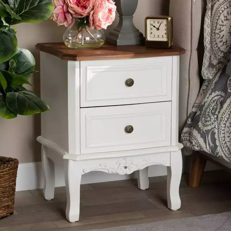 Mesita de noche de madera Darlene de 2 cajones blanca/marrón cereza - Baxton Studio: Estilo tradicional, pomos tallados, almacenamiento
