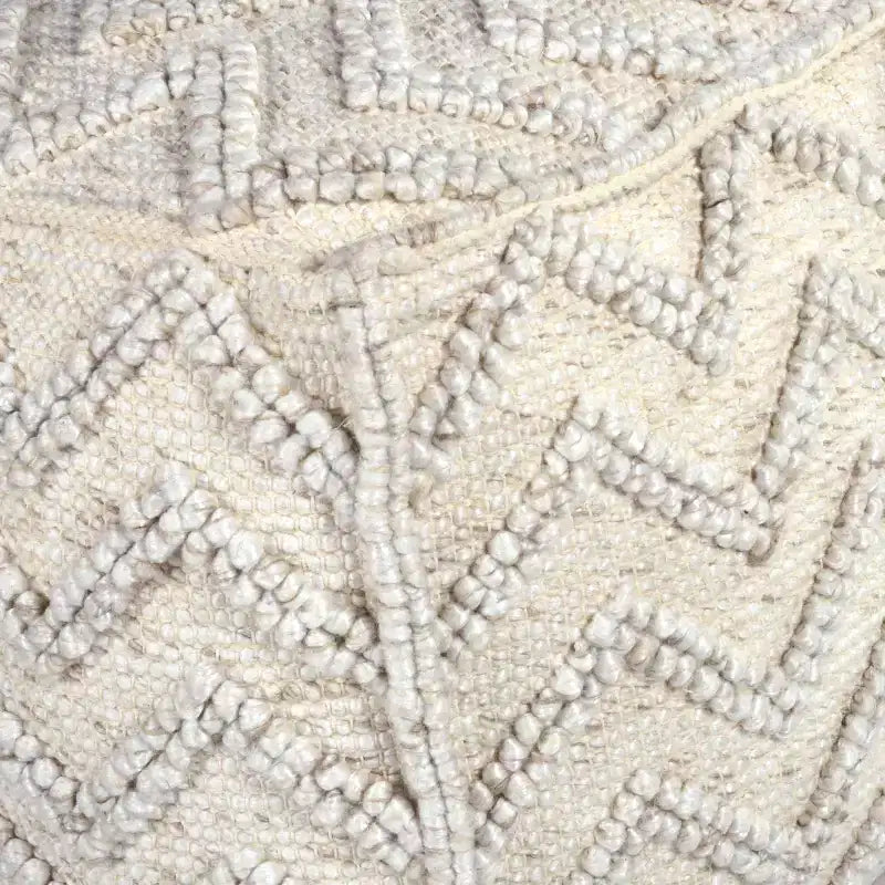 Puf Kenzari cuadrado con zigzag tejido a mano color marfil - Steve Silver Co.