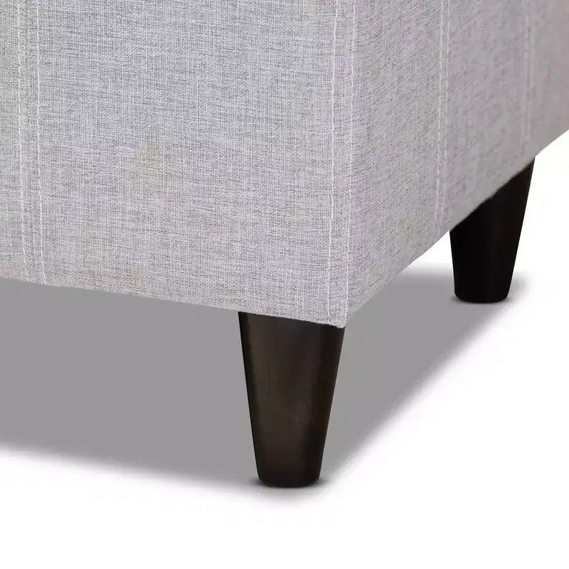 Banqueta de almacenamiento otomana de madera acabada en gris beige Brette - Baxton Studio: moderna de mediados de siglo, capitoné, estructura de madera de caucho, capacidad de 113 kg