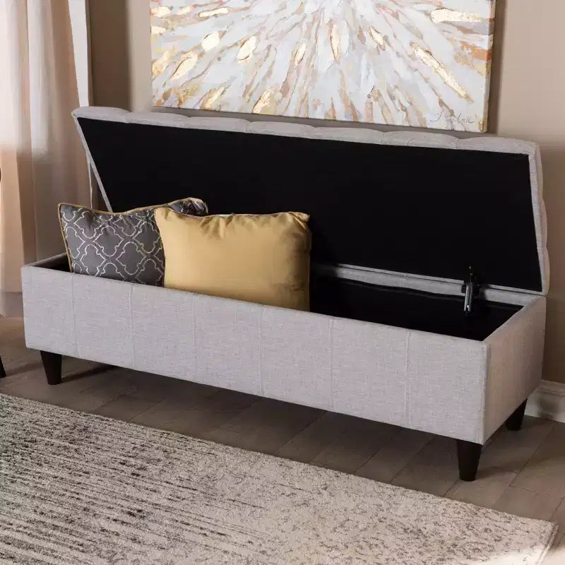 Banqueta de almacenamiento otomana de madera acabada en gris beige Brette - Baxton Studio: moderna de mediados de siglo, capitoné, estructura de madera de caucho, capacidad de 113 kg