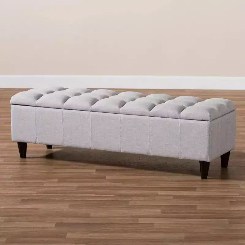 Banqueta de almacenamiento otomana de madera acabada en gris beige Brette - Baxton Studio: moderna de mediados de siglo, capitoné, estructura de madera de caucho, capacidad de 113 kg