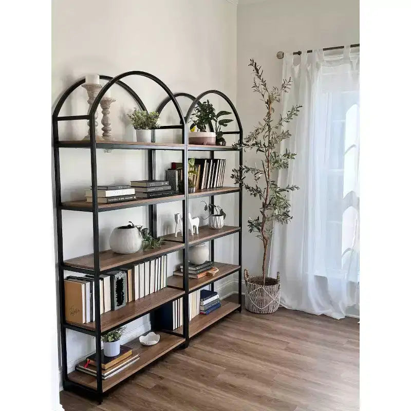 Estantería de arco Nathan James Haven de madera y metal de 5 estantes de 72" en roble recuperado/negro mate