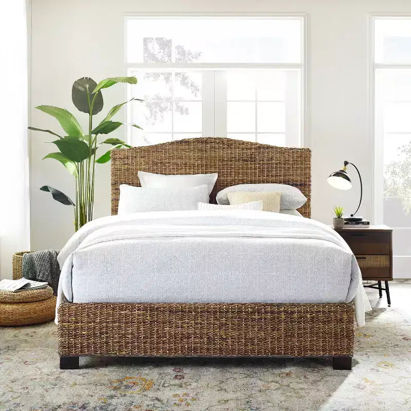 Cama Queen Serena de Hojas de Plátano - Crosley: Estilo Costero con Madera Contrachapada y Estructura de Madera, Diseño de Cabecera Curva