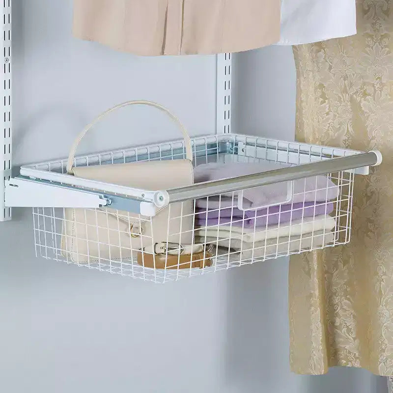 Cesta de almacenamiento deslizante de alambre metálico Rubbermaid para kits organizadores de armarios, blanca