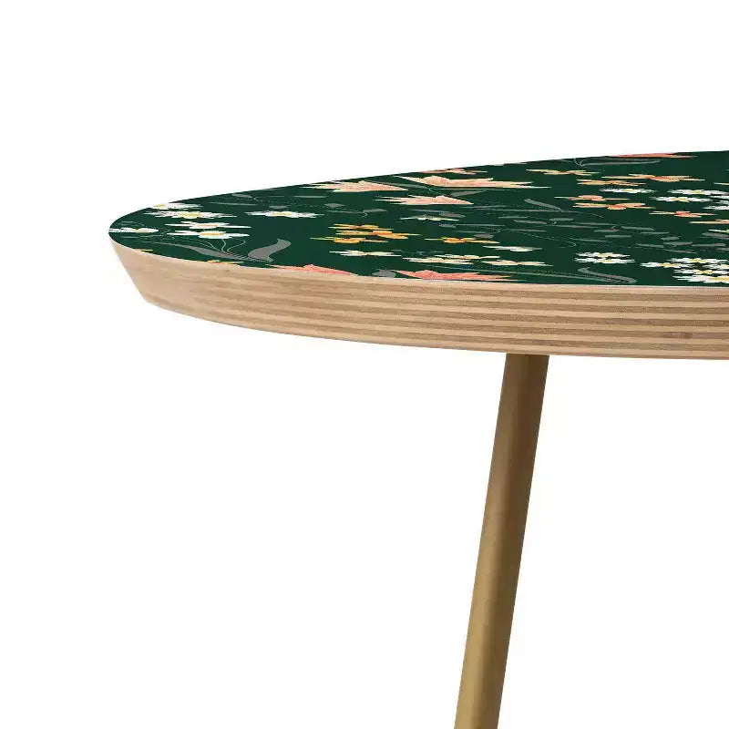 Mesa auxiliar redonda con temática Flores del Prado de Emanuela Carratoni - Deny Designs