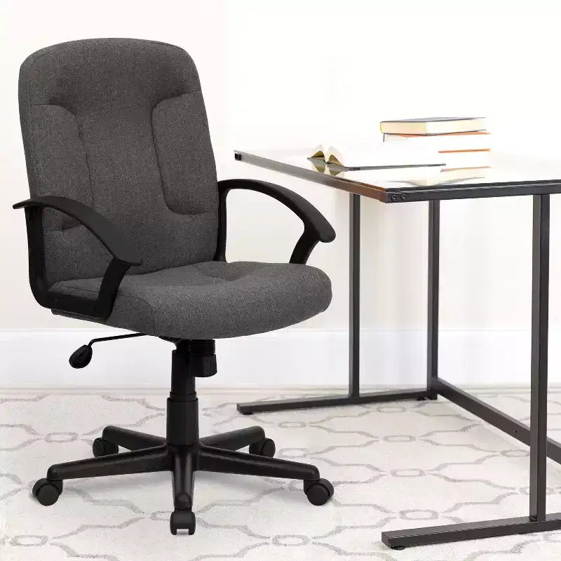 Silla de oficina ejecutiva giratoria de tela de respaldo medio Emma y Oliver con brazos de nylon