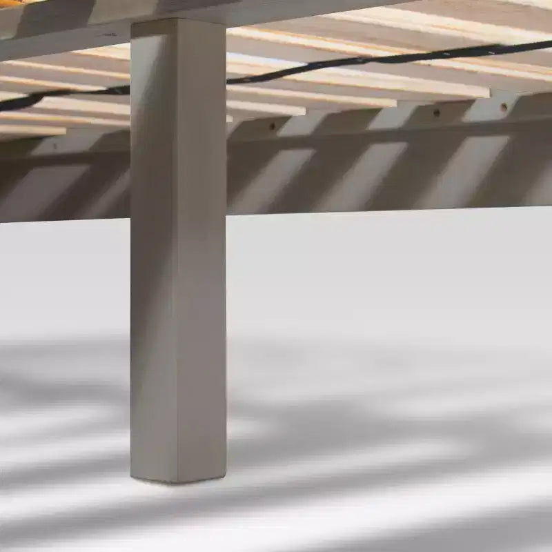 Estructura de cama de plataforma de madera con cabecero en forma de cheurón - eLuxury