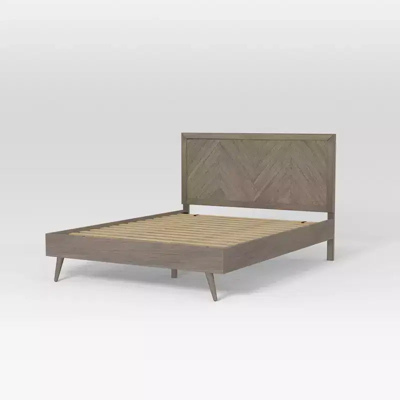 Estructura de cama de plataforma de madera con cabecero en forma de cheurón - eLuxury