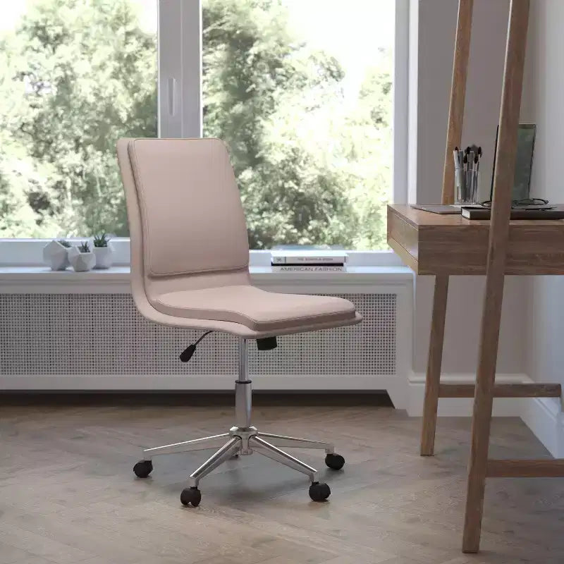 Silla de oficina moderna de piel sintética tapizada Emma y Oliver de respaldo medio con base de 5 radios y ajuste neumático de altura del asiento