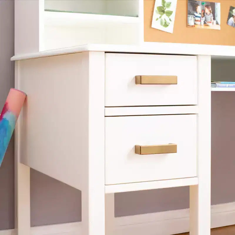 Escritorio y silla para niños Guidecraft Taiga con vitrina - Escritorio de computadora de madera para niños con cajones de almacenamiento y estantes | Mesa de estudio para niños para dormitorio