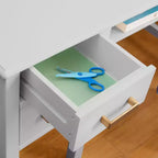 Escritorio y silla para niños Guidecraft Taiga con vitrina - Escritorio de computadora de madera para niños con cajones de almacenamiento y estantes | Mesa de estudio para niños para dormitorio