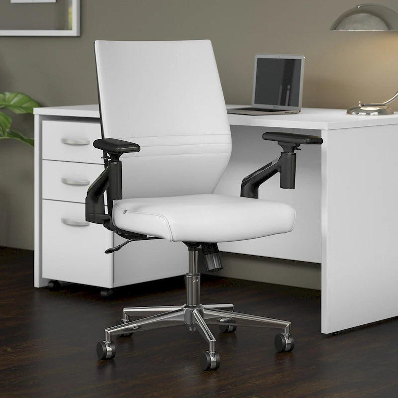 Sillón de oficina de piel sintética con respaldo medio, altura y reposabrazos ajustables