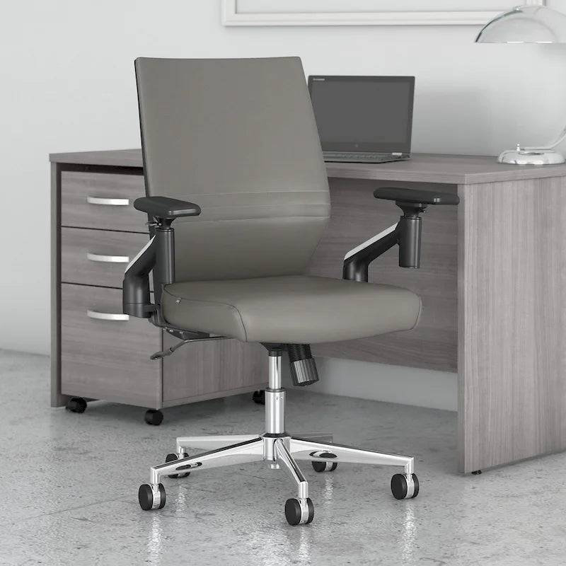 Sillón de oficina de piel sintética con respaldo medio, altura y reposabrazos ajustables