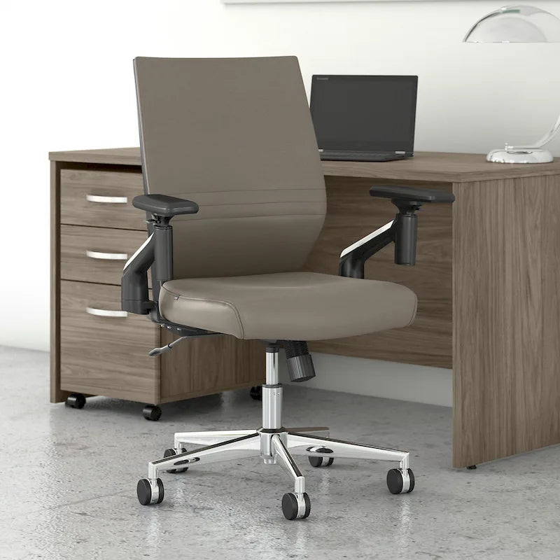 Sillón de oficina de piel sintética con respaldo medio, altura y reposabrazos ajustables