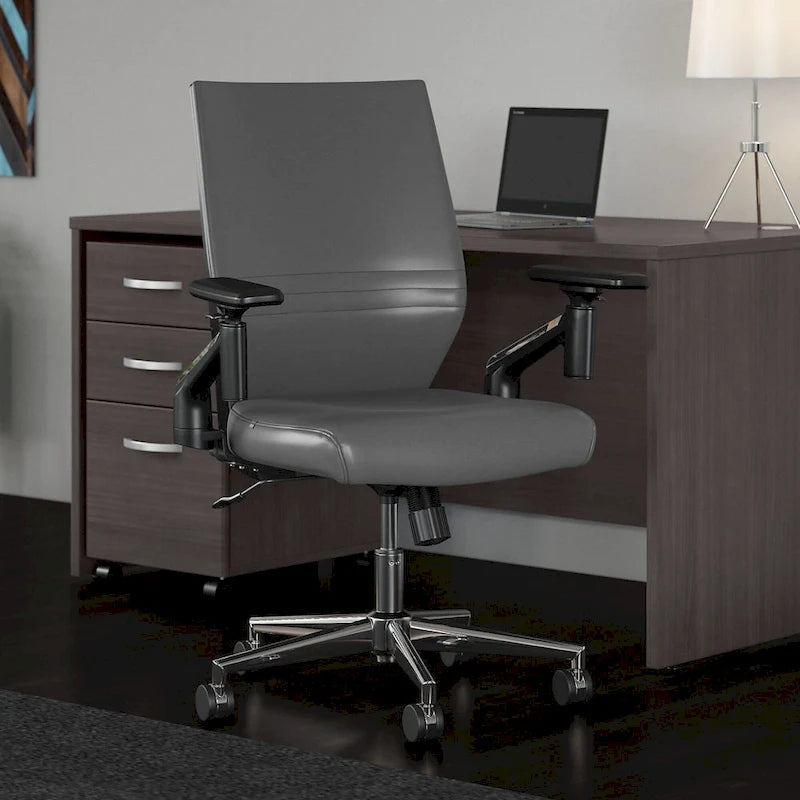 Sillón de oficina de piel sintética con respaldo medio, altura y reposabrazos ajustables