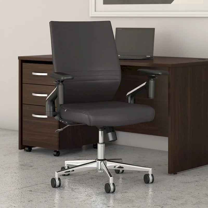 Sillón de oficina de piel sintética con respaldo medio, altura y reposabrazos ajustables