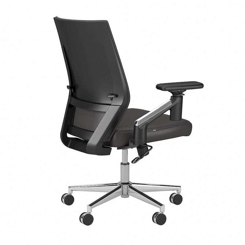 Sillón de oficina de piel sintética con respaldo medio, altura y reposabrazos ajustables