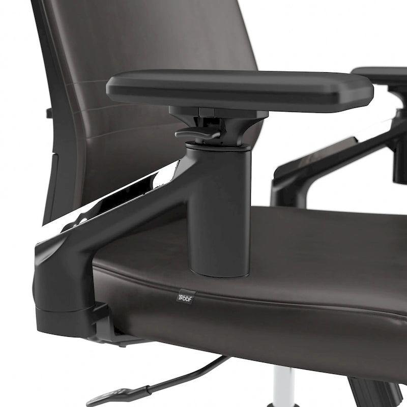 Sillón de oficina de piel sintética con respaldo medio, altura y reposabrazos ajustables